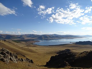 Genießen Sie einen herrlichen Blick über einen See im Nationalpark der Mongolei