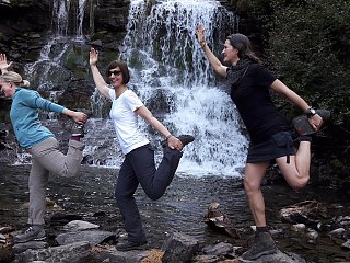 Die Teilenehmer haben sichtlich Spaß an der Wanderung in der Südtiroler Bergwelt mit Barbara Nagel