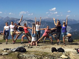 Yoga vor einer herrlichen Bergkulisse üben - was will man mehr?