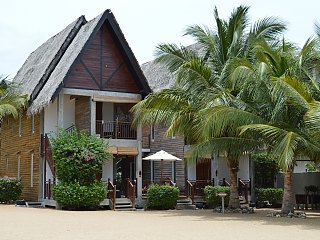 Die Cottages im Maalu Maalu sind eingebettet in den Strand und umgeben von Palmen