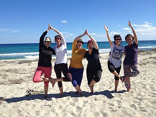 Yoga am weißen Sandstrand auf Sardinien - was gibt es schöneres?