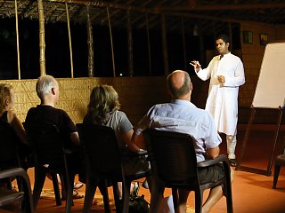 Vortrag von Ayurveda-Arzt Dr. Vignesh im Sitaram Beach Retreat