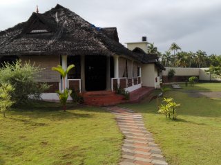 Die typisch keralesisch erbauten Chalets des Meiveda Ayurveda Resorts