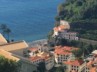 Das Design Hotel Estalagem thront oberhalb des kleinen Ortes Ponta do Sol auf Madeira