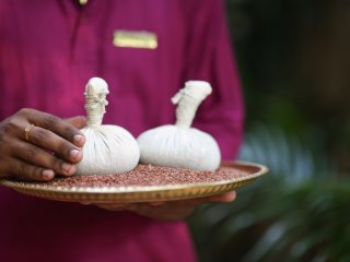 Bekannt im Ayurveda: Kräuterstempel die zum Massieren erwärmt werden