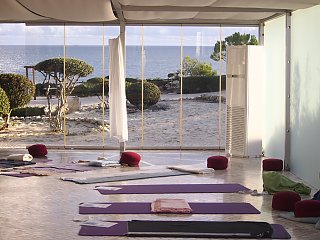 Die Teilnehmer der Yoga-Reise ins Suites Alba Resort & Spa übten Yoga mit dem weiten Blick auf das Meer