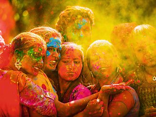Die Freude am Leben feiern und in einer bunten Farbwolke eintauchen - das Holi Festival in Indien