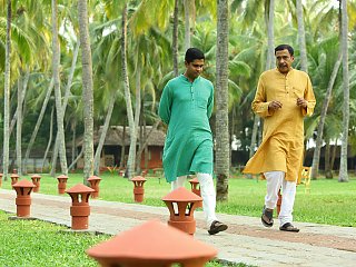 Die Ayurveda-Ärzte Dr. D. Ramanathan und Dr. Vignesh beim Spaziergang durch den Garten des Sitaram