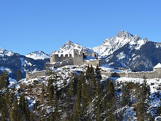 Die verschneite Berglandschaft Tirols lädt zu Schneewanderungen ein