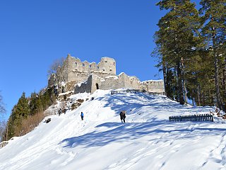 Die schöne Schneelandschaft in Reutte mit der Burg Ehrenberg