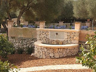 Der Brunnen der Yoga Finca Son Mola Vell wurde Anfang 2017 neu gebaut und ist eines der Herzstücke der Anlage