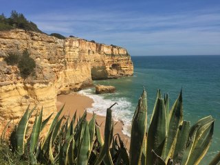 Die typischen Feslformationen der Algarve bieten einen hervorragenden Ort für Yoga
