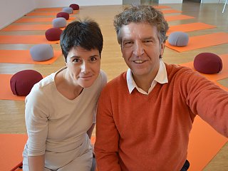 Markus Hegemann und fvw-Redakteurin Magdalena Laßmann im YogaÜbungsraum am Firmensitz von Neue Wege Reisen