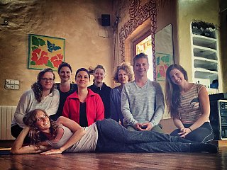 Die Gruppe genießt eine Woche Yoga auf Ibiza