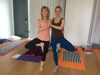 Zusammen mit Yogalehrerin Martina Will-Fall übt die Gruppe täglich Yoga und Meditation.