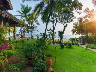 Genießen Sie die Sonne im Garten vor oder nach Ihrer traditionellen Ölmassage im Somatheeram Ayurveda Resort in Kerala