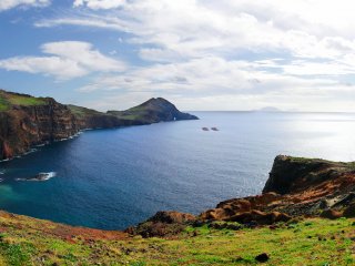 Madeira wartet mit vielen traumhaften Buchten auf, von denen Sie einen weiten Blick auf den Atlantik haben