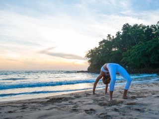 Durch seine traumhafte Lage üben Sie im Talalla Yoga direkt am langen Sandstrand