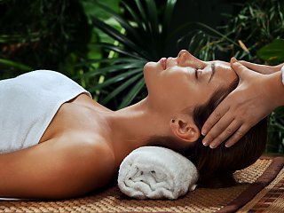 Entspannung pur bei einer Kopfmassage während Ihrer Ayurveda-Kur