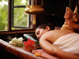 Entspannen Sie bei einer ausgiebigen Ayurveda-Massage während Ihrer Kur