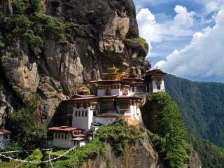 Hoch in luftigen Höhen erkunden Sie beim Trekking in Bhutan das Kloster Tigers Nest
