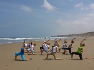 Während Ihrer Spanien Reise erleben Sie wohltuende Yoga Einheiten am Meer