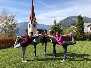 Beim Gruppen-Yoga mit Lena-Katrin Hösch in den traumhaften Bergen jede Menge Spaß haben!