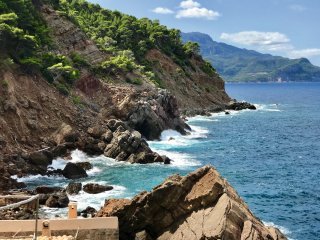 Ausblicke von der Küste Mallorcas! Traumhaft blaues Wasser und wilde Klippen.