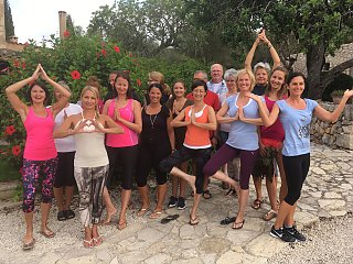 Spaß beim Yoga: Die fröhliche Reisegruppe auf der Finca Son Mola Vell mit Simone Windisch.