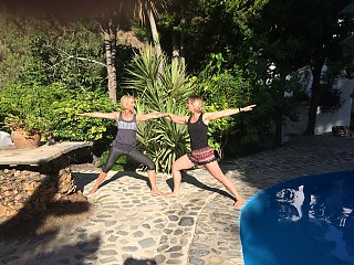 Yoga am Pool in tropischer Atmosphäre und mit ganz viel Spaß.