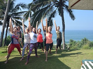 Yoga üben in der Gruppe in der wärmenden Sonne Indiens
