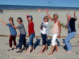 So viel Spaß hatte die Yoga-Gruppe von Astrid Klinski auf der Insel Baltrum.