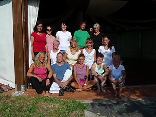 Die Yoga-Gruppe von Yogalehrer Karl Semelka strahlt mit der Sonne um die Wette.