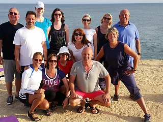 Die Yoga-Gruppe am Strand in der Nähe des Suites Alba Resort & Spa