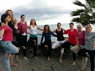 Die Yoginis von Andrea Theer vor beeindruckenden, weiten Meereskulisse