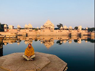 Yogalehrer Marian Fritzsche bei der Meditation in Rishikesh auf seiner Reise durch Indien