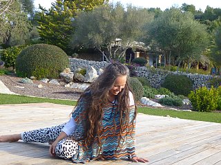 Die sonnengeflutete Yoga-Plattform im Garten der Finca Son Mola Vell - Lieblingsplatz von Naomi
