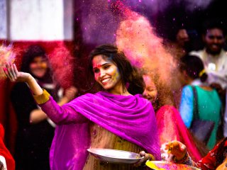Frohes Holi Fest mit bunter Farbenpracht