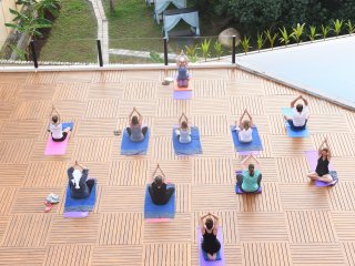 Begrüßen Sie die Sonne in einer Yogastunde auf der modernen Terrasse des Ayurvie