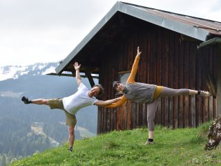 Yogaübungen in frischer Höhenluft beleben Körper und Geist