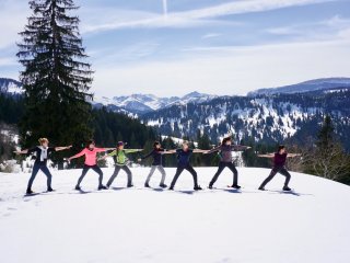 Spaß beim Schneeschuhwandern im Yoga Urlaub mit Alpenblick 