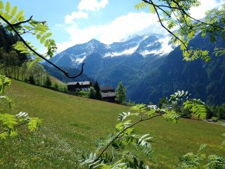 Hohe Berge und grüne Täler durchziehen die Landschaft