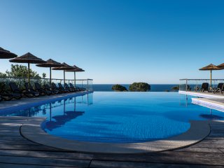 Die Seele baumeln lassen im Pool mit Meerblick des Suites Alba Resorts 