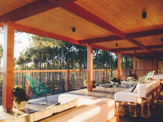 In der offen gestalteten Lounge mit Terrasse genießen Sie die Aussicht auf den Wald