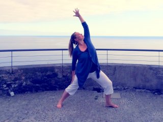 Yogalehrerin Catrin Müller genießt den Sonnenuntergang am Meer