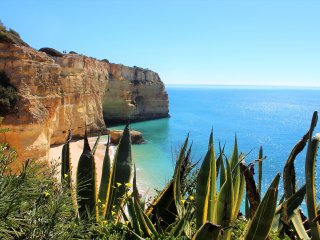 Türkis-blaues Wasser erwartet Sie in den Buchten an der Algarve