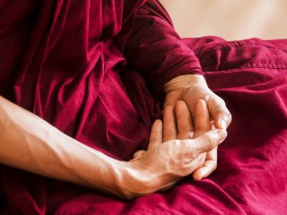 Einblicke in das Leben buddhistischer Mönche beim Gebet - spüren Sie die berhuigende Atmosphäre