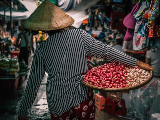 Vietnamesische Frau bei der Arbeit auf dem Markt 