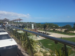Genießen Sie beim Essen im Suites Alba Resort den weiten Blick über das Meer