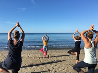 Beim Yoga am ruhigen, weiten Sandstrand des Resort Roccamare tanken Sie Energie